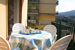 Holidays in Sorrento - Holidays apartment: The terrace with table and chairs