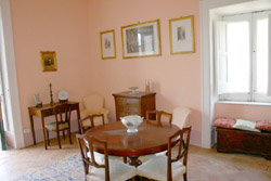 Meta Sorrento - Salotto con tavolino e sedie della Suite Alimuri