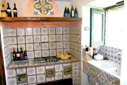 Meta Sorrento - Cucina con banco in mattoni della Suite Alimuri 