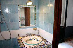 Meta Sorrento - Bagno con Maioliche antiche di Suite Alimuri