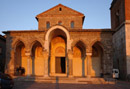 Facciata della basilica benedettina di Sant'Angelo in Formis