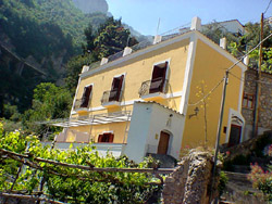 Positano Bed and Breakfast - Holidays apartment: Fa�ade of the building where Concetta apartment lies