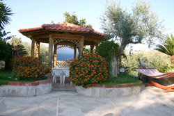 Penisola Sorrentina - Gazebo con tavolo e sedie e splendida vista-mare