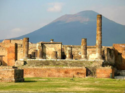 Veduta degli Scavi di Pompei con alle spalle il Vesuvio