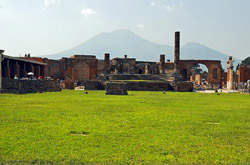 Veduta del Foro di Pompei con alle spalle il Vesuvio