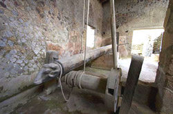 Visita Pompei - Torchio vinario con testa d'ariete a Villa dei Misteri