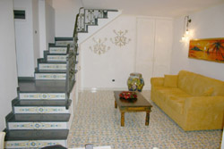 Sorrento Apartments - Living-room with staircase