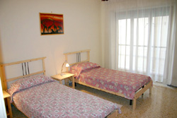 The bedroom with the twin beds of Letizia apartment
